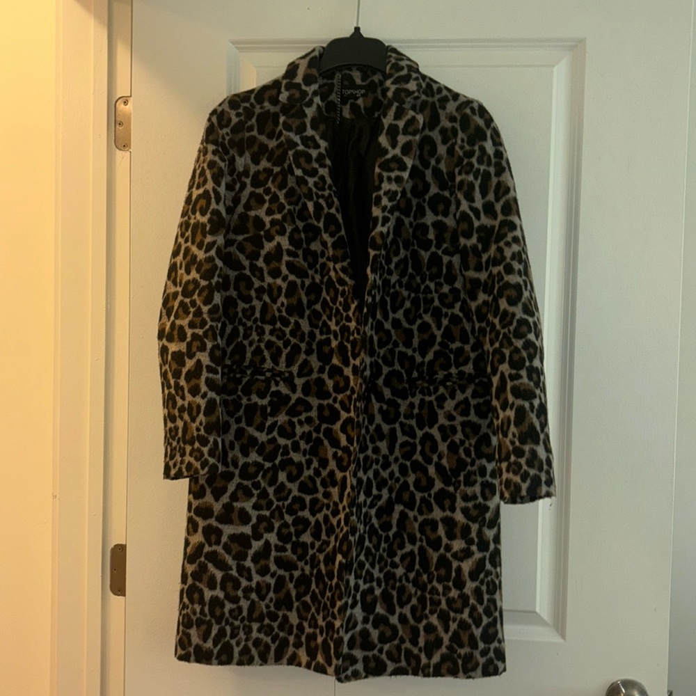 Topshop leopard cost with pockets. Size 4.
